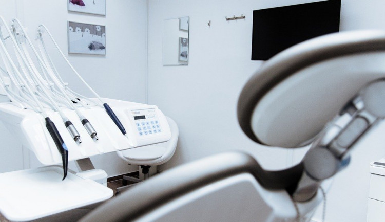 Zloděj se vloupal do zubařské laboratoře. Odnesl věci za více než půl milionu