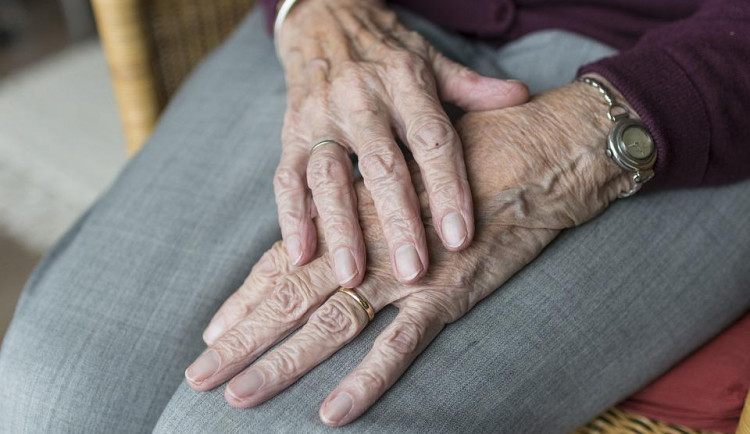 Seniorka upadla v bytě a zranila se. Pomoc přivolala pomocí náramku