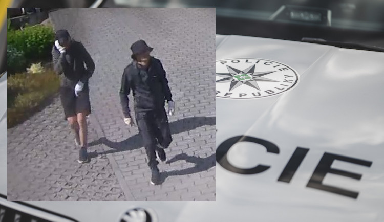 Policie pátrá po totožnosti dvou mužů. Mohou pomoct s vyšetřováním případu