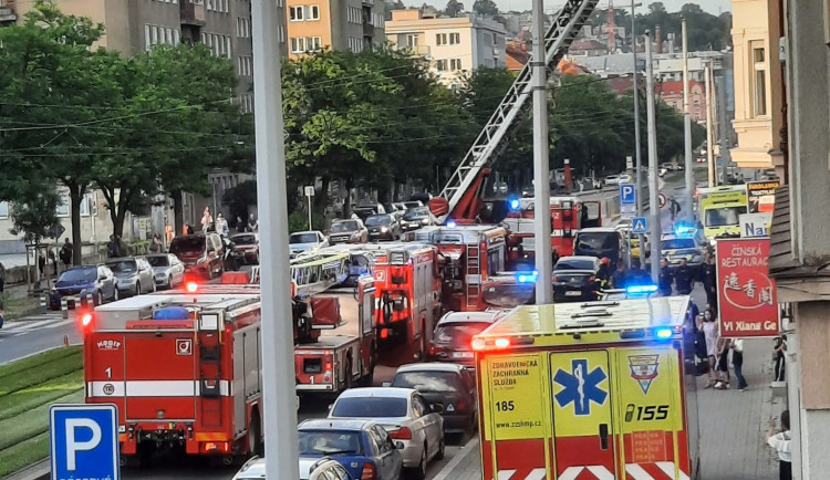 V Sokolovské ulici hořela kuchyň. Zásah hasičů omezil dopravu, silnice byla v jednom směru neprůjezdná