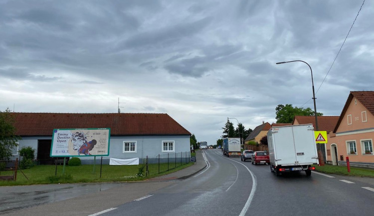 U Češnovic narazil autobus do dvou aut. Zranili se čtyři lidé