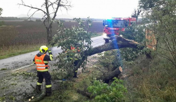 Výstraha meteorologů platí už i pro jižní Čechy. Přijít mají silné bouřky a vítr