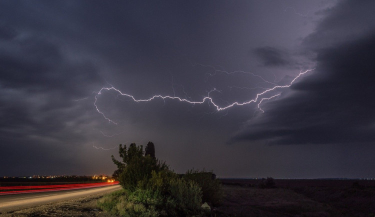 Přes Česko se přeženou silné bouřky, varovali meteorologové