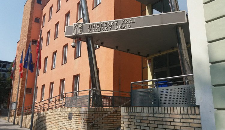 Jihočeský kraj bude znovu propouštět. Na úřadě nemá být nikdo navíc, napsal hejtman