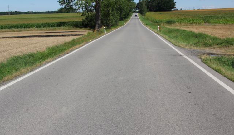 Cyklistka se zranila poté, co ji předjíždělo auto. Policie hledá řidiče a svědky události