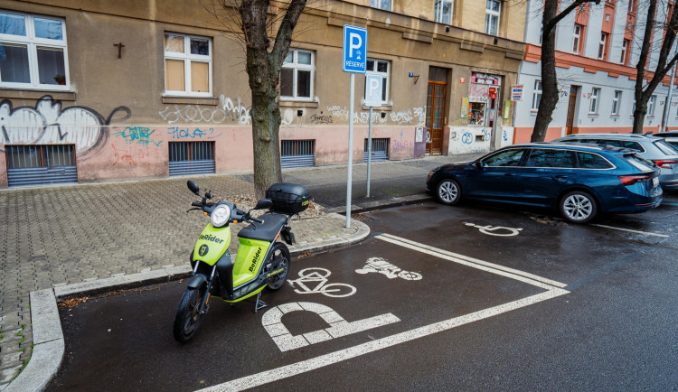 V Praze 7 přibývá parkovacích míst pro kola a motorky. Letos jich vzniklo 13