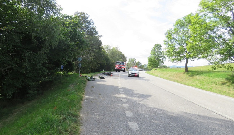 Cyklisté nedali přednost motorkáři. Při nehodě si zlomil stehenní kost i obratle