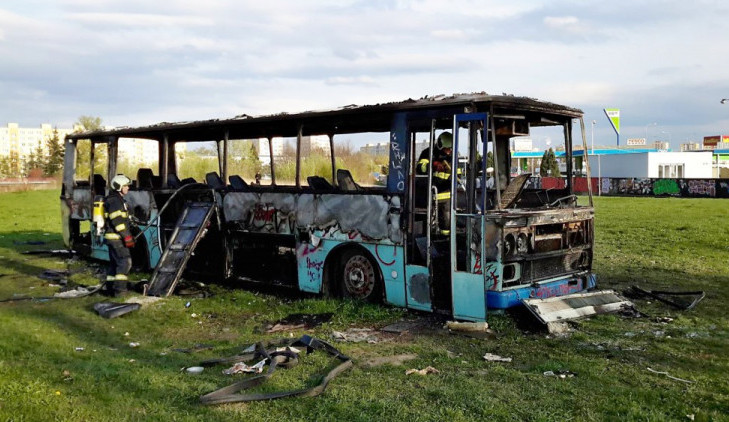 Skončil dlouholetý spor o pozemky, kde stával vrak autobusu