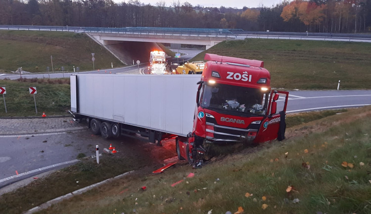 Řidič kamionu nezvládl jízdu kruhovým objezdem. Nadýchal téměř dvě a půl promile