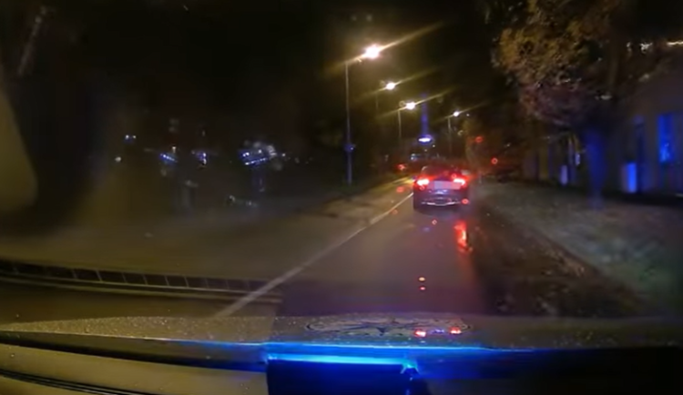 VIDEO: Opilý muž bez řidičáku ujížděl policejní hlídce v Hradci Králové