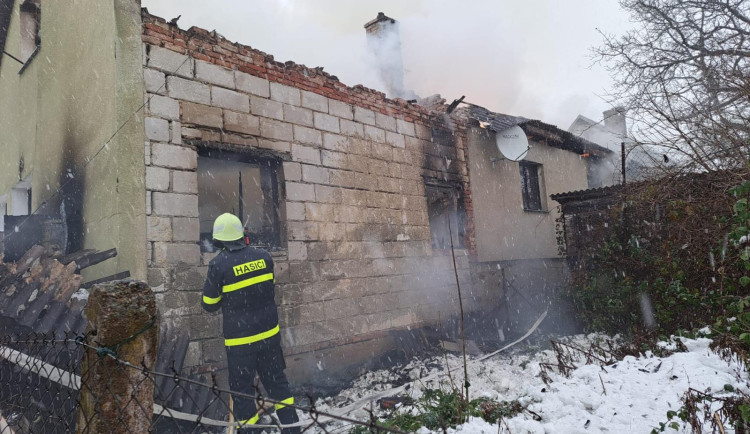Hasiči zasahovali u požáru domu v Hůrkách. Uvnitř zemřel člověk