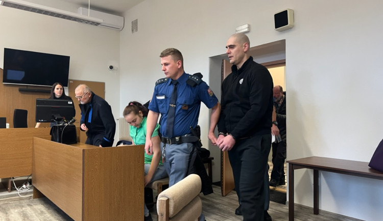 Soud začal řešit případ deset let staré vraždy. Obžalovaným hrozí až 18 let vězení