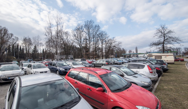 U budějcké sportovní haly začne v lednu výstavba parkovacího domu