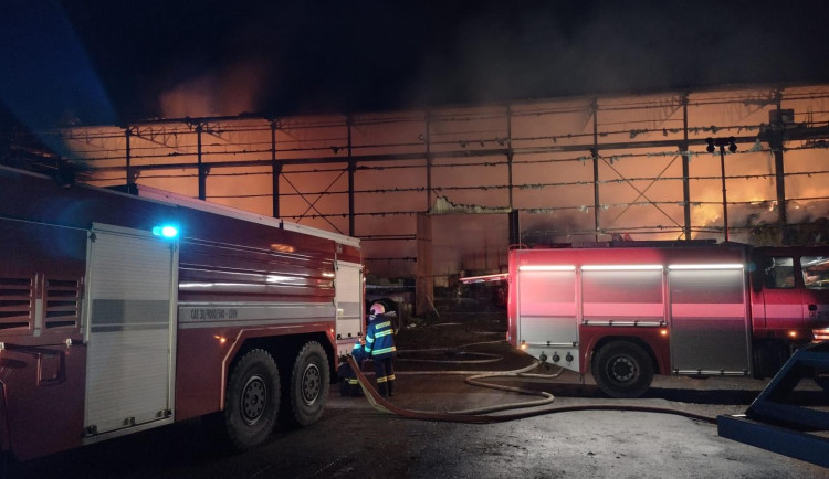 V Klášterci hoří zemědělská hala. Škoda je 25 milionů korun