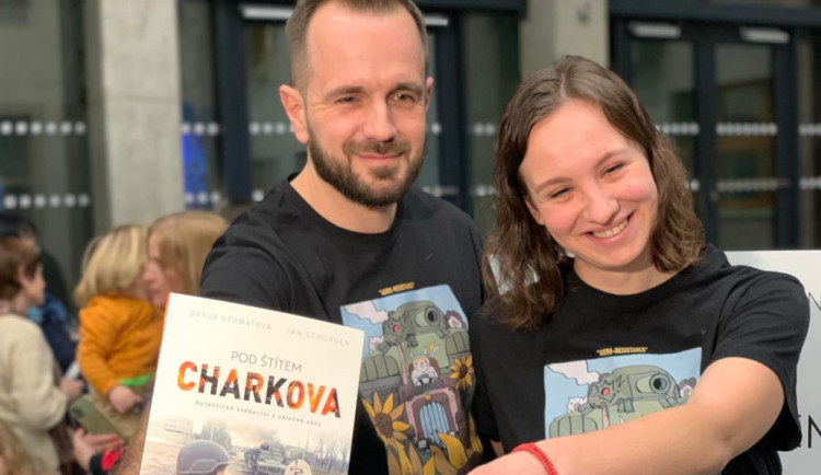 Válečná reportérka Darja Stomatová pokřtila knihu o válce na Ukrajině