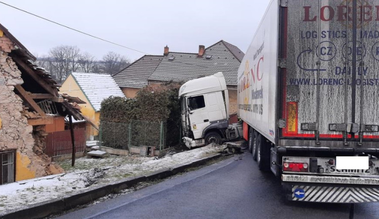 Kamion narazil na Strakonicku do domu. Silnice byla několik hodin uzavřená