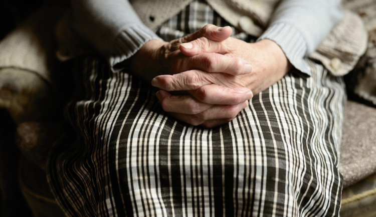 Seniorku zlákala možnost výhodných investic. Přišla o 400 tisíc korun