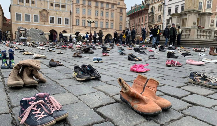 Lidé v centru Prahy připomněli válečná zvěrstva, která Rusové páchají na civilistech