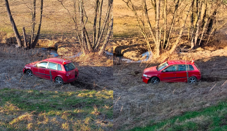 Tři zloději ujížděli policii v kradeném autě. Zastavila je až havárie