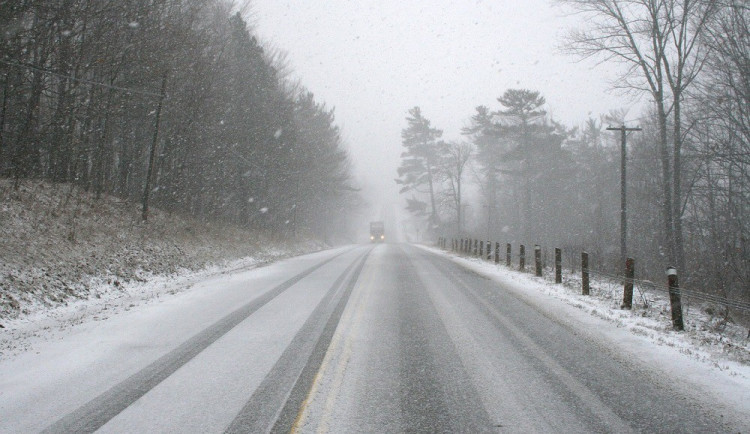 O víkendu se vrátí zima. Meteorologové varují před náledím