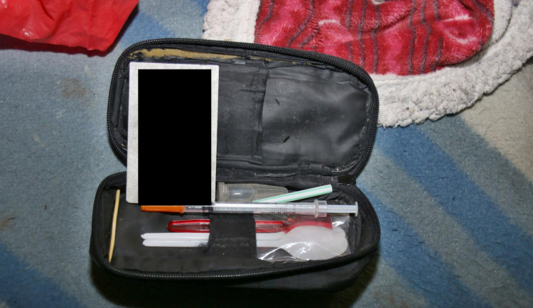 Trojice kšeftovala s drogami po celém kraji. Policie si na ni došlápla