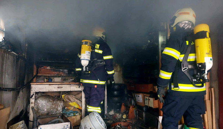 Při požáru kotelny se zranila majitelka domu
