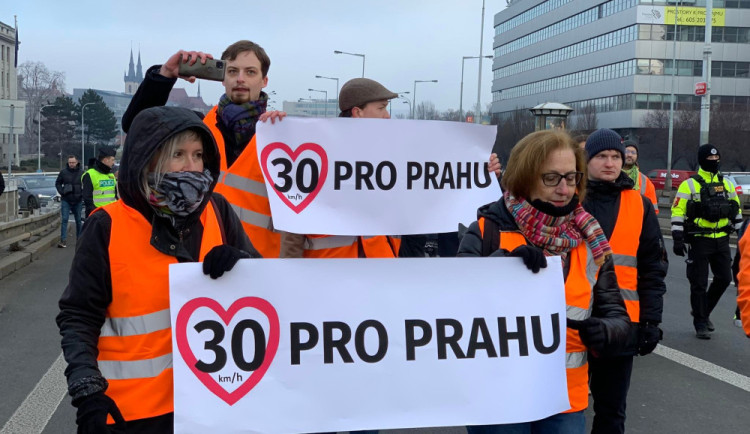 Aktivisté žádající rychlostní limit opět blokují magistrálu. Jdou od Štvanice k Muzeu