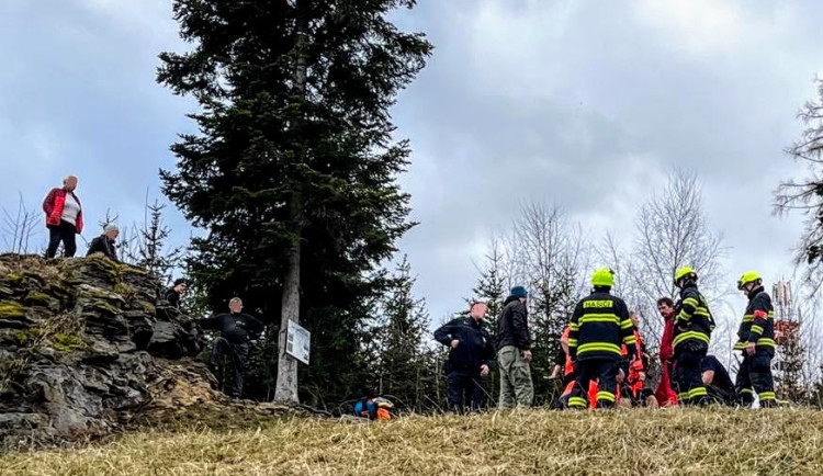 Paraglidista se zřítil z patnáctimetrové výšky. Letěl pro něj vrtulník