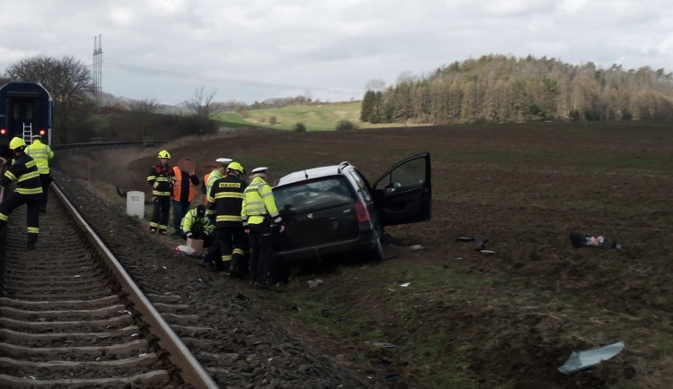 V Semínově Lhotě na Jičínsku smetl vlak osobní auto. Osádka skončila v péči záchranářů