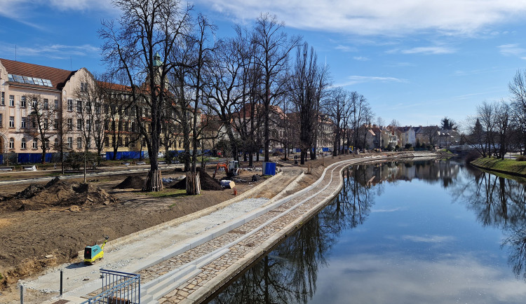 Proměna parku v Dukelské ulici se blíží do finále. Otevře se v květnu