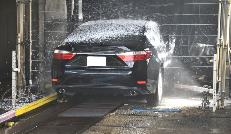 Namol opilý muž bez řidičáku si chtěl v noci umýt auto, ale v myčce se zasekl. Hrozí mu vězení