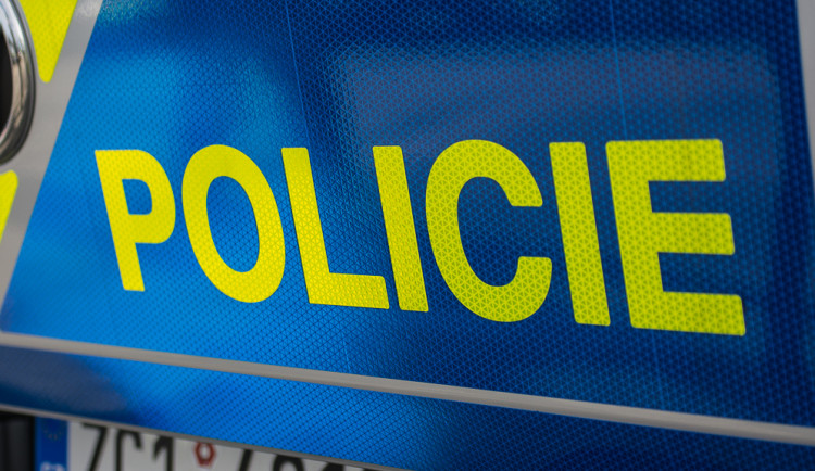 Cizinci nechali na dálniční odpočívce neuzamčené vozidlo, zmizely z něj věci za 82 tisíc korun
