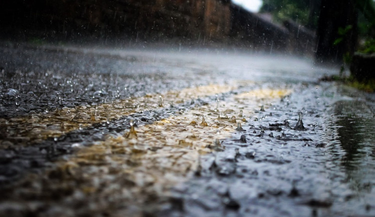 Vydatný déšť a sněžení. Meteorologové vydali výstrahu