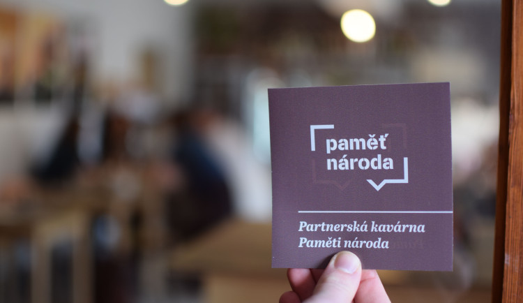 Síť kaváren bude pomáhat zachránit příběhy pamětníků. První z nich je v Litovli