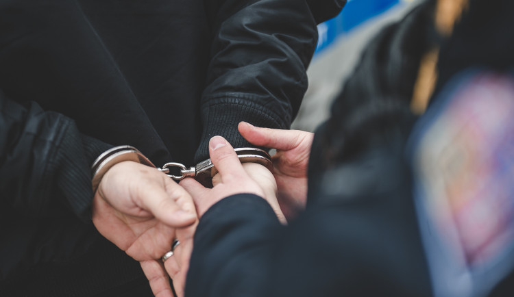 Prodejem pervitinu si vydělali stovky tisíc. Policisté dopadli dva dealery