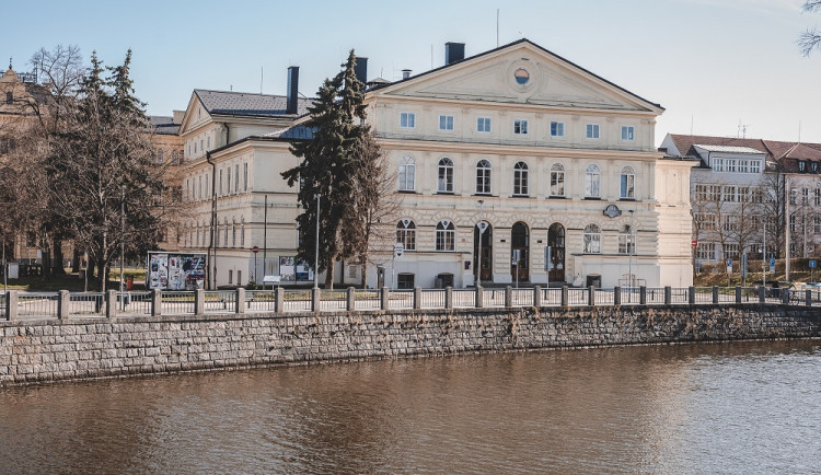 Petice varuje před opravou kulturního domu. Přicházíte pozdě, reagují politici