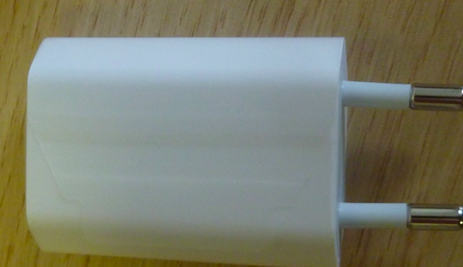 Česká obchodní inspekce zakázala USB nabíječku na iPhone. Může být nebezpečná