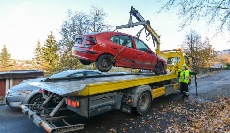 Město chystá dražbu autovraků. K prodeji bude 17 vozů