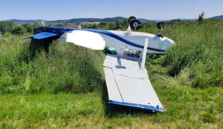 Další letecká havárie. Pilot se s letadlem otočil na střechu
