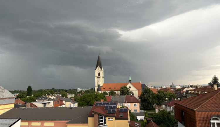 Horka dnes večer ukončí bouřky. Platí výstraha s extrémním stupněm nebezpečí