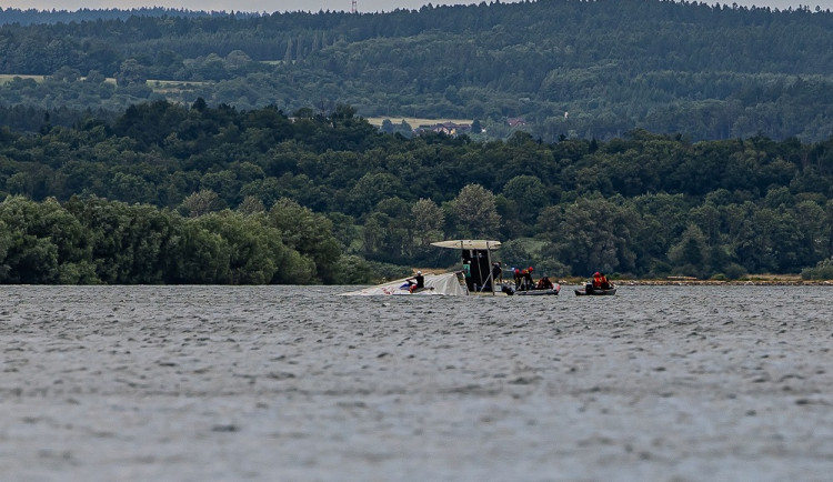 Hasiči vyrazili k převrácenému katamaránu na Rozkoši, cestou narazili na další převrácenou loď