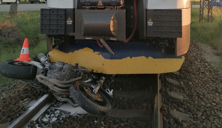 Na Jindřichohradecku se srazil vlak s motorkářem. Nehoda uzavřela sjezd na dálnici