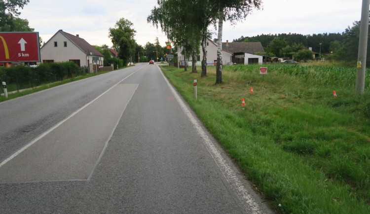 Senior narazil do skupiny cyklistů. Z místa nehody ujel