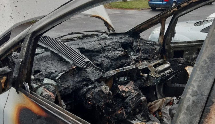 Úřadoval na Pražském sídlišti znovu žhář? Policie řeší další zapálené auto