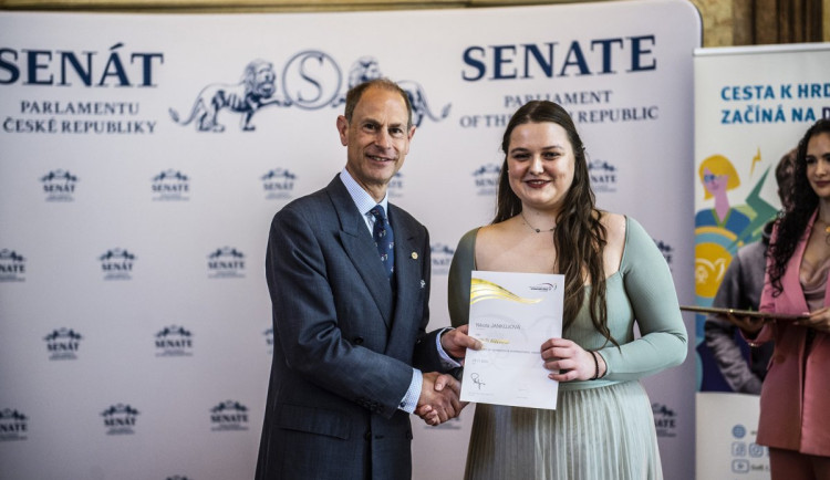 Studentka z Olomouce převzala v Senátu ocenění. Předal jí ho vévoda z Edinburghu