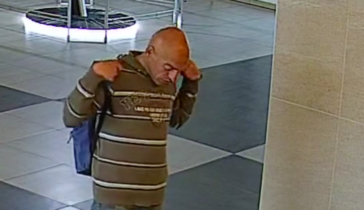 Policie pátrá po totožnosti muže. Může pomoct s vyšetřováním