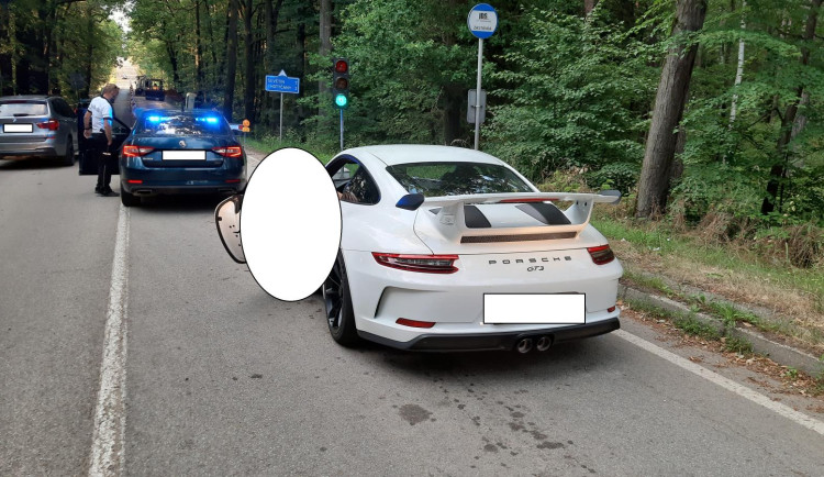 Porschem jel po dálnici 251 kilometrů v hodině. Ujet chtěl i policii