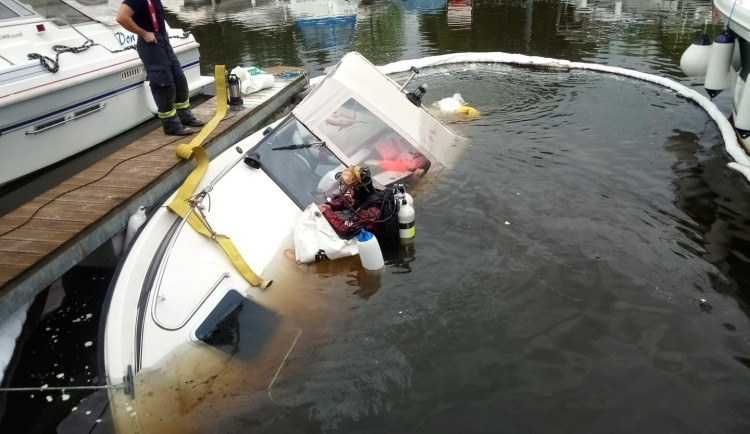 V přístavu v Hluboké nad Vltavou se potopila loď. Vytáhnout ji museli hasiči