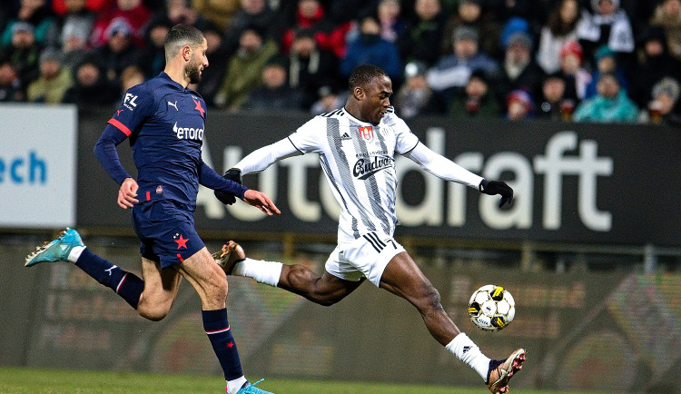Slavia se zajímá o útočníka Adedirana. Dynamo shání posily v zahraničí