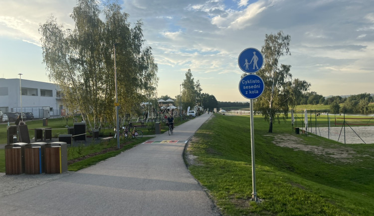 Cyklisto, sesedni z kola. Nové značky upravují provoz na frekventované stezce